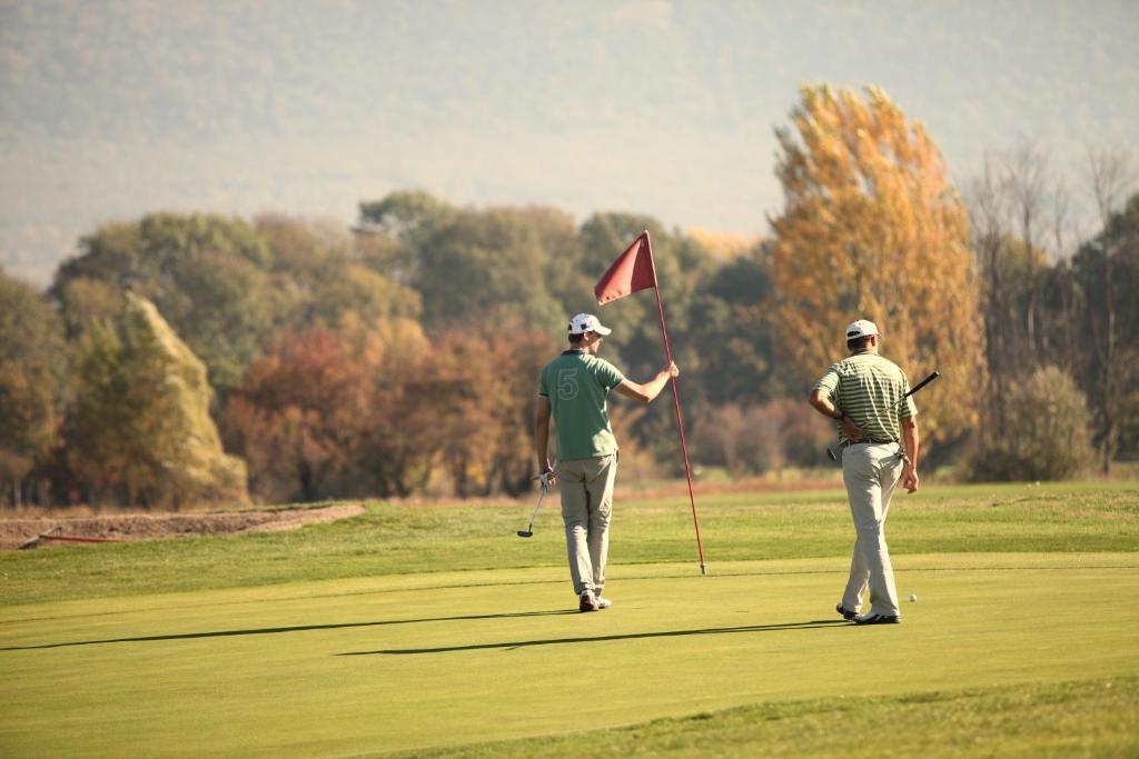 Old Lake Golf Hotel Tata Bagian luar foto