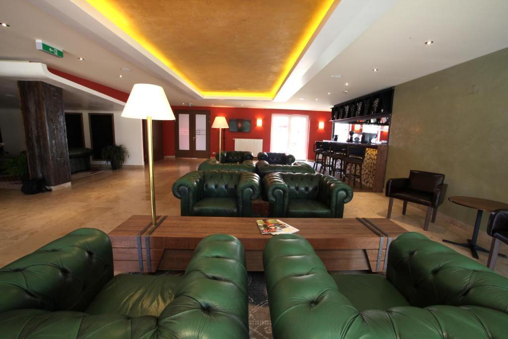 Old Lake Golf Hotel Tata Bagian luar foto